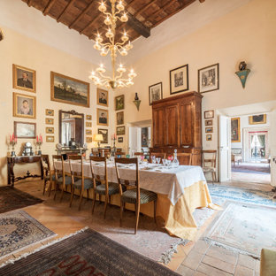 Immagine di una sala da pranzo chic con pareti beige e pavimento multicolore