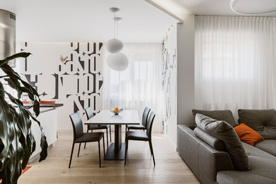 Foto di una grande sala da pranzo aperta verso il soggiorno moderna con parquet chiaro e pavimento beige