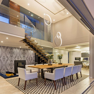 Ispirazione per una sala da pranzo contemporanea con pareti multicolore e pavimento beige