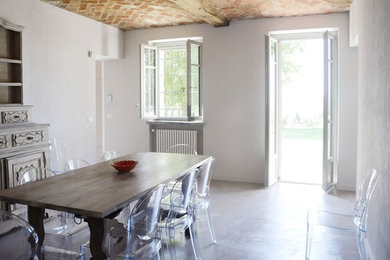 Idee per una sala da pranzo aperta verso la cucina country di medie dimensioni con pareti bianche e pavimento in gres porcellanato