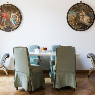 Immagine di una sala da pranzo chic con pareti bianche, pavimento in legno massello medio e pavimento marrone
