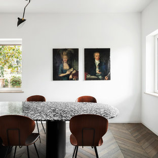 Foto di una sala da pranzo moderna con pareti bianche, parquet scuro e pavimento marrone