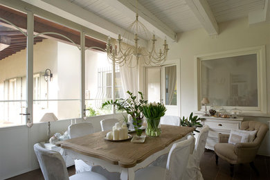 Immagine di una sala da pranzo stile shabby chiusa con pareti bianche