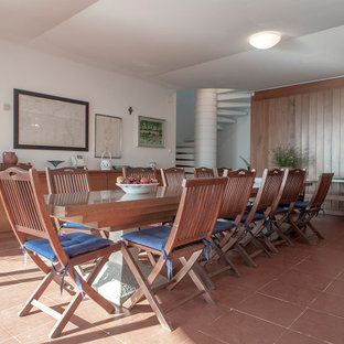 Idee per una sala da pranzo minimal con pareti bianche, pavimento marrone e pareti in legno