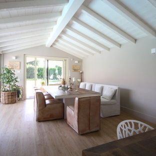 Esempio di una grande sala da pranzo aperta verso la cucina country con travi a vista, soffitto in perlinato, soffitto a volta, pareti grigie, parquet chiaro e pavimento beige
