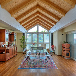 Immagine di una sala da pranzo boho chic chiusa con pareti beige, pavimento in legno massello medio e pavimento marrone