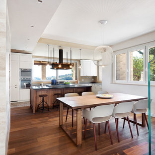 Idee per una sala da pranzo aperta verso la cucina contemporanea di medie dimensioni con pareti beige, parquet scuro e pavimento marrone