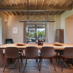 Modelo de comedor mediterráneo con paredes beige y suelo beige