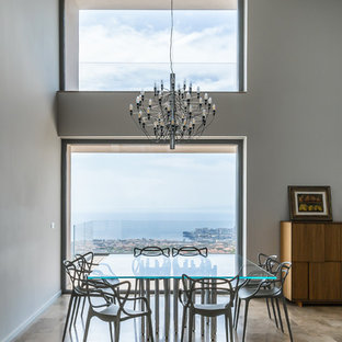 Idee per una sala da pranzo design con pareti grigie e pavimento marrone