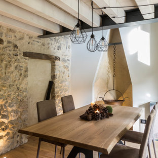 Esempio di una sala da pranzo stile rurale di medie dimensioni con pareti bianche, pavimento in legno massello medio e pavimento marrone