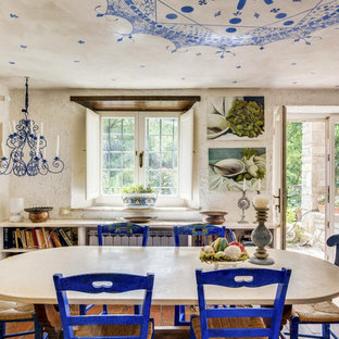 Foto di una sala da pranzo mediterranea con pareti bianche