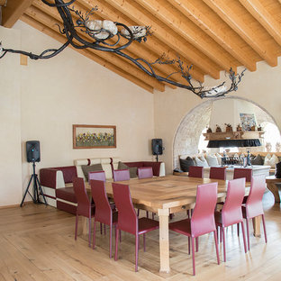 Idee per una sala da pranzo design con pareti beige, parquet chiaro e pavimento beige