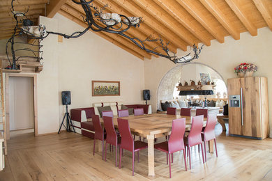 Idee per una sala da pranzo design con pareti beige, parquet chiaro e pavimento beige