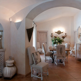 Idées déco pour une salle à manger ouverte sur le salon méditerranéenne de taille moyenne avec un mur blanc, un sol en carreau de terre cuite et un sol rose.