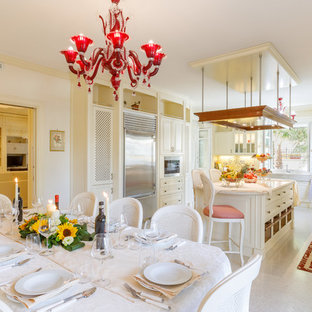 Esempio di una sala da pranzo aperta verso la cucina chic con pareti beige, nessun camino e pavimento beige