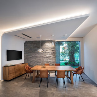 Immagine di una sala da pranzo contemporanea chiusa con pareti bianche e pavimento grigio