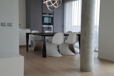 Esempio di una sala da pranzo aperta verso la cucina contemporanea di medie dimensioni con pavimento in legno massello medio e pavimento marrone