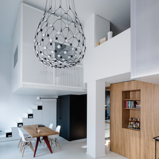 Esempio di una piccola sala da pranzo aperta verso il soggiorno minimal con pavimento bianco e pareti bianche
