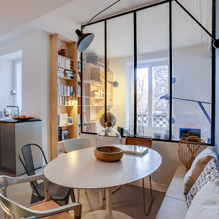 Aménagement d'une salle à manger ouverte sur la cuisine scandinave de taille moyenne avec un mur gris.