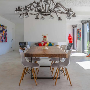 Idée de décoration pour une salle à manger ouverte sur le salon bohème avec un mur blanc et un sol beige.