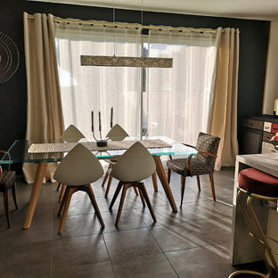 Idee per una sala da pranzo aperta verso il soggiorno design di medie dimensioni con pareti beige, pavimento in gres porcellanato, nessun camino e pavimento grigio