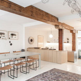 Idées déco pour une salle à manger ouverte sur la cuisine contemporaine avec un mur blanc, un sol en bois peint et un sol blanc.