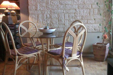 Aménagement d'une salle à manger éclectique de taille moyenne avec un mur beige et parquet clair.