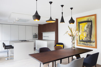 На фото: кухня-столовая среднего размера в современном стиле с белыми стенами и светлым паркетным полом без камина с