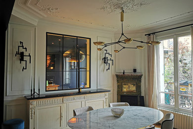 Imagen de comedor clásico cerrado con paredes azules y suelo de madera en tonos medios
