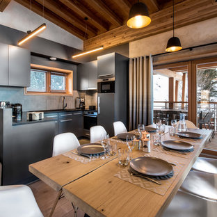 Inspiration pour une salle à manger chalet avec un mur gris, un sol en bois brun et un sol beige.