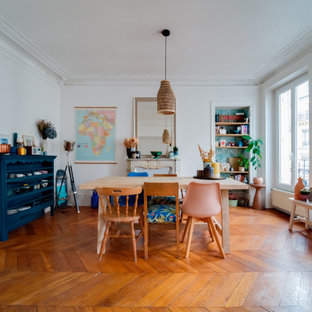 Exemple d'une salle à manger éclectique de taille moyenne avec un mur blanc, un sol en bois brun et un sol marron.
