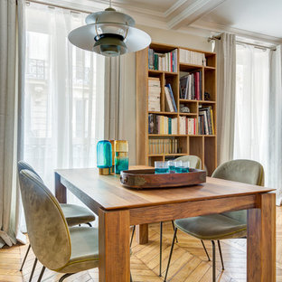 Idées déco pour une grand salle à manger ouverte sur le salon éclectique avec un mur blanc, un sol en bois brun et aucune cheminée.