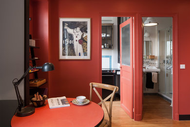 Réalisation d'une petite salle à manger vintage avec un mur orange et parquet en bambou.