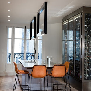 Exemple d'une grand salle à manger ouverte sur le salon tendance avec un sol en bois clair, un mur blanc et aucune cheminée.