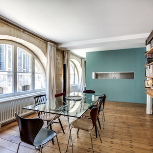 Esempio di una grande sala da pranzo industriale chiusa con pareti blu e pavimento in legno massello medio