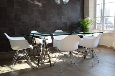 Modern inredning av en mellanstor matplats med öppen planlösning, med grå väggar och ljust trägolv