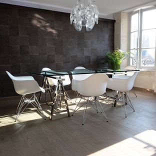 Idées déco pour une salle à manger ouverte sur le salon contemporaine de taille moyenne avec un mur gris et un sol en bois clair.