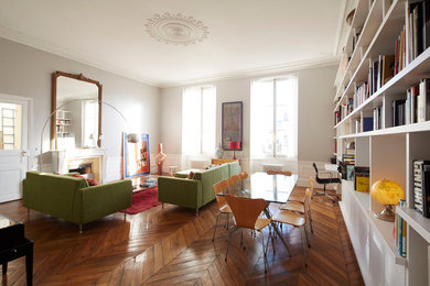 Пример оригинального дизайна: гостиная-столовая в стиле фьюжн с белыми стенами и паркетным полом среднего тона