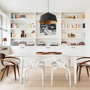 Idées déco pour une salle à manger scandinave avec un mur blanc, un sol en bois clair et aucune cheminée.
