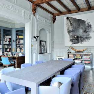 Aménagement d'une salle à manger contemporaine avec une cheminée standard, un manteau de cheminée en bois et un sol multicolore.