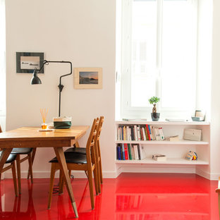 Cette image montre une salle à manger ouverte sur le salon design de taille moyenne avec un mur blanc.