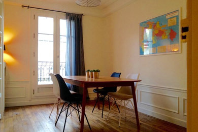 Exemple d'une salle à manger ouverte sur le salon tendance de taille moyenne avec un mur blanc, parquet clair et un sol beige.