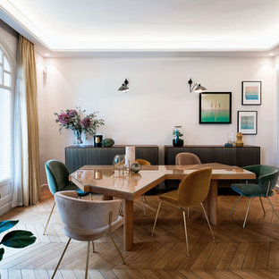 Inspiration pour une salle à manger design avec un mur blanc, un sol en bois brun, un sol marron et un plafond décaissé.