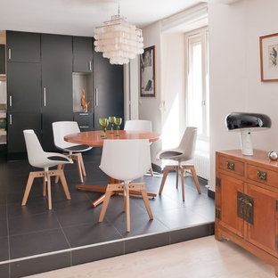 Cette image montre une salle à manger ouverte sur la cuisine design de taille moyenne avec un mur blanc et un sol en carrelage de céramique.