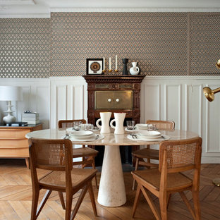 Aménagement d'une salle à manger classique fermée et de taille moyenne avec un mur multicolore et un sol en bois brun.
