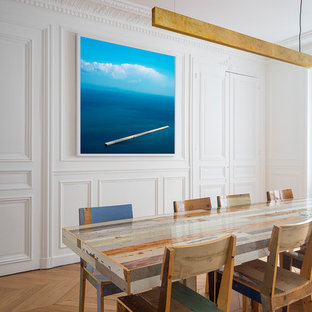 Cette image montre une salle à manger marine.