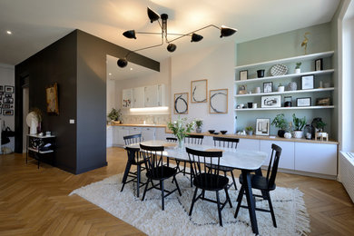 Imagen de comedor escandinavo abierto sin chimenea con paredes multicolor, suelo de madera en tonos medios y suelo marrón