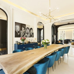 Aménagement d'une grand salle à manger ouverte sur le salon contemporaine avec un mur blanc, un sol beige et un sol en carrelage de céramique.