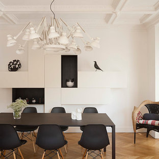 Exemple d'une salle à manger tendance avec un mur blanc et un sol en bois brun.