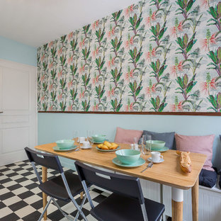 Inspiration pour une salle à manger ouverte sur la cuisine vintage avec un mur noir, aucune cheminée et un sol multicolore.
